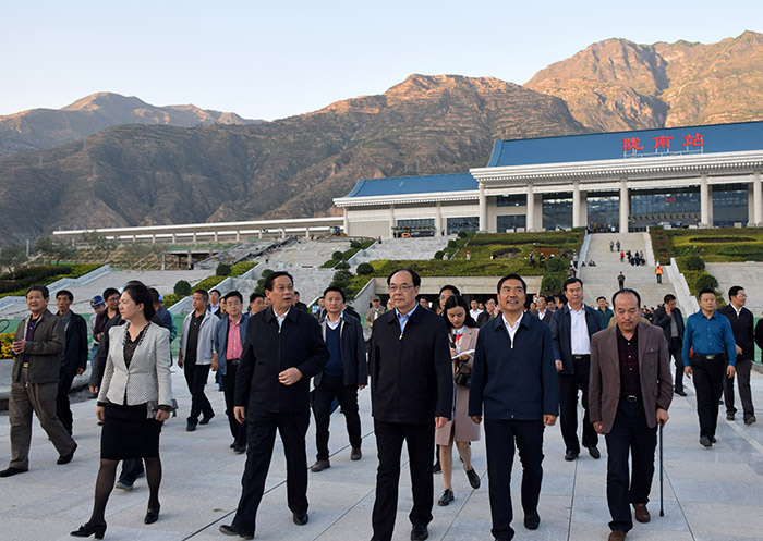 全國、省市政協(xié)委員體驗蘭渝鐵路、視察階州廣場