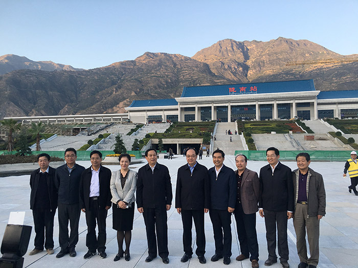 全國、省市政協(xié)委員體驗蘭渝鐵路、視察階州廣場