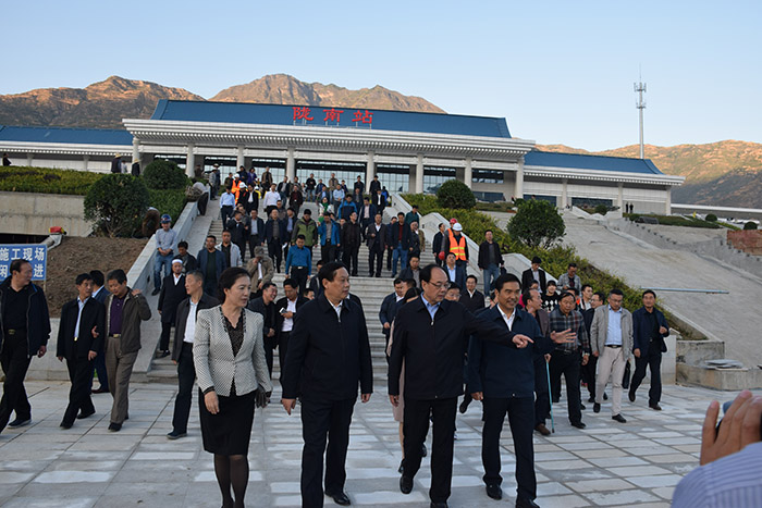 全國、省市政協(xié)委員體驗蘭渝鐵路、視察階州廣場