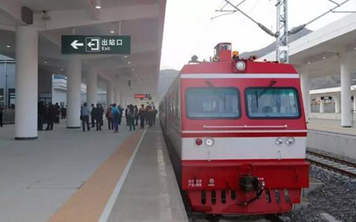 全國、省市政協(xié)委員體驗蘭渝鐵路、視察階州廣場