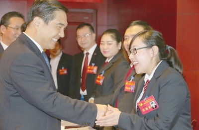 孫雪濤參加中國共產(chǎn)黨隴南市第四次代表大會文縣代表團(tuán)討論