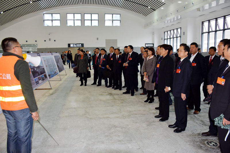 政協(xié)隴南市第四屆委員會(huì)第一次會(huì)議委員參觀階州廣場