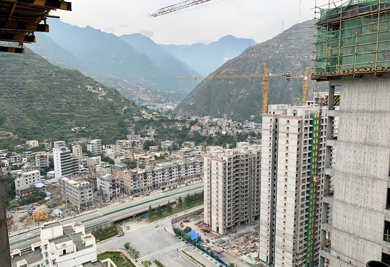 匠心傾注、喜封金頂——龍江?雙子座商住小區(qū)主體順利封頂