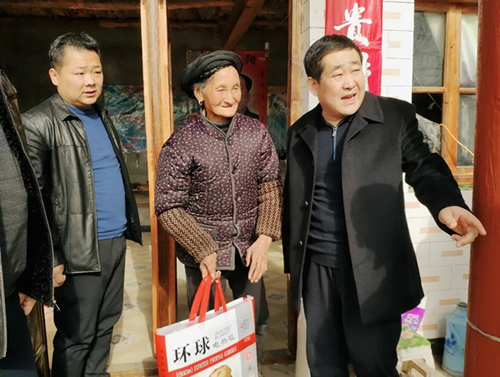 市龍江集團在文縣橋頭鎮(zhèn)安子坡村開展“解難題、辦實事、送溫暖”活動