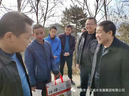 市龍江集團在文縣橋頭鎮(zhèn)安子坡村開展“解難題、辦實事、送溫暖”活動