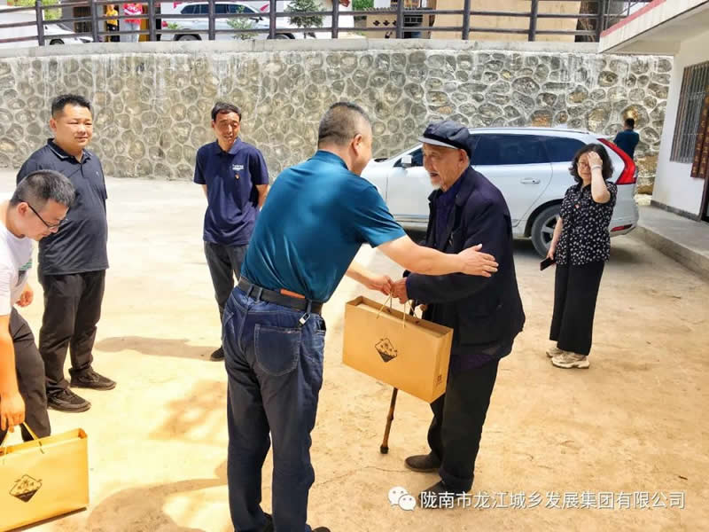 “感黨恩、憶黨史”，--市龍江城鄉(xiāng)發(fā)展集團公司開展慶祝建黨99周年主題黨日活動